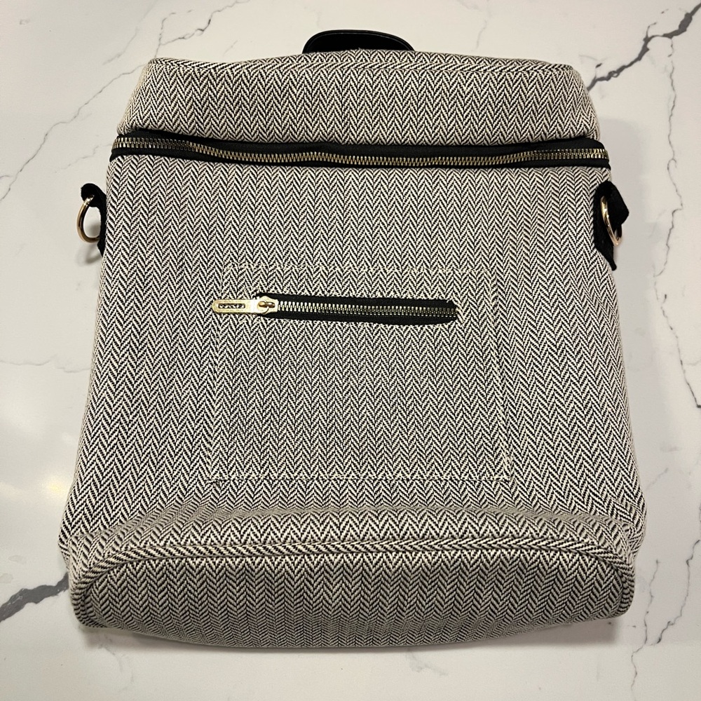 Black & White Herringbone Insulated Bag with Strap – Stylish & Functional